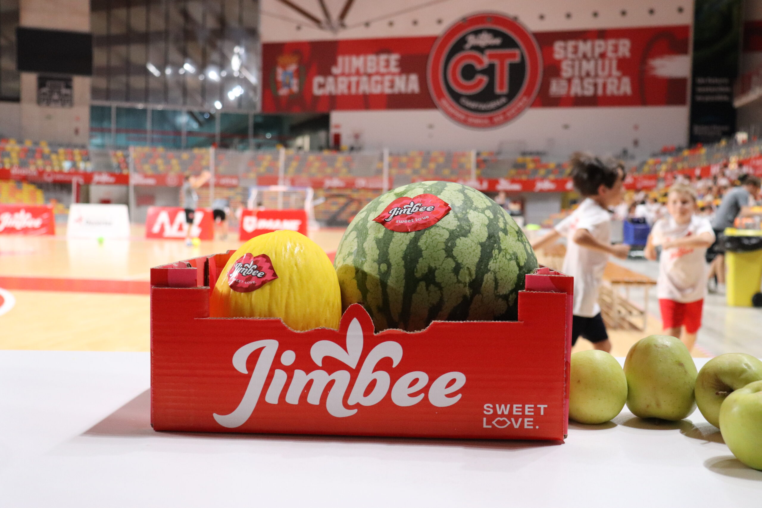 LOS PARTICIPANTES DEL CAMPUS DE VERANO DEL JIMBEE CARTAGENA DISFRUTAN DE UNA MERIENDA  SALUDABLE CON SANDÍAS Y MELONES.