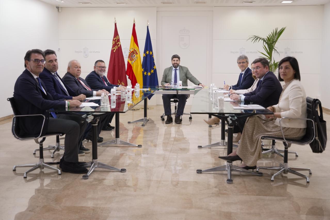 Miguel Ángel Jiménez se reúne por primera vez con López Miras en el Palacio de San Esteban.